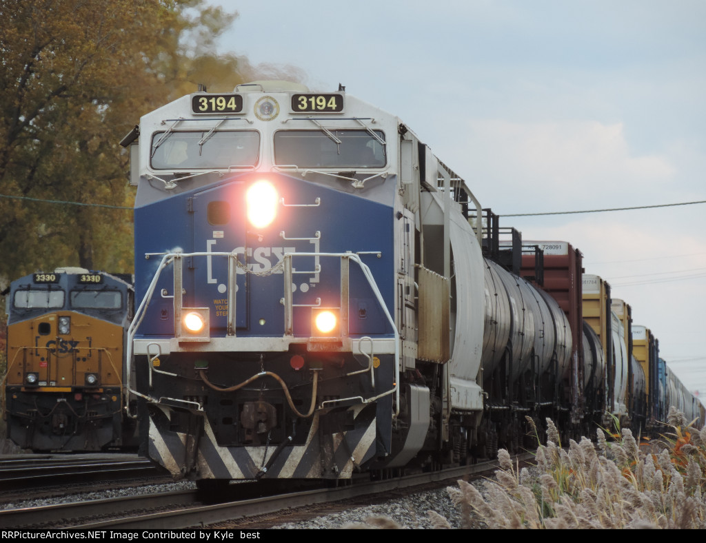 CSX 3194 on M561